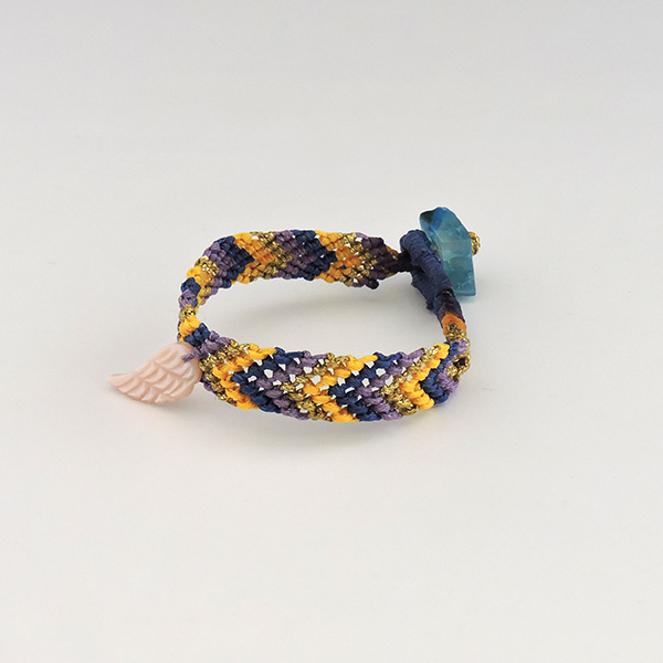 Μακραμέ βραχιόλι με φίλντισι φτερό