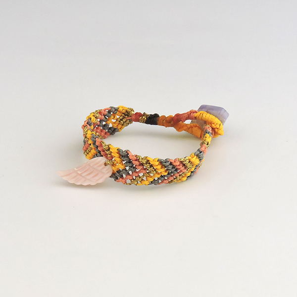 Μακραμέ βραχιόλι με φίλντισι φτερό