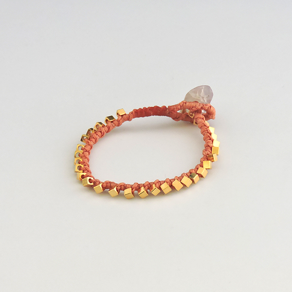 Μακραμέ βραχιόλι με επιχρυσωμένο μπρούτζο